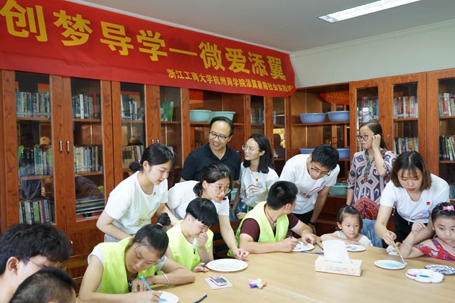 金书记走进“青花瓷”课堂_副本.jpg